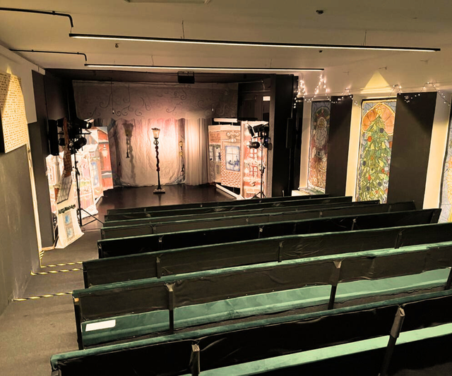 Widok z widowni na scenę teatralną